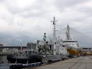 第二管区海上保安本部 青森海上保安部所属“巡視船 おいらせ(PL23)” 八甲田丸とのツーショット 投稿:加須子さん ミリタリー写真