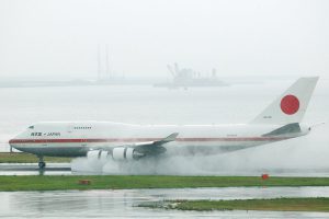 2013.08.23雷雨の羽田へ到着した政府専用機。投稿:Ryoji Takayamaさん ミリタリー写真