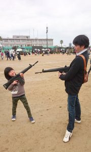 【元自の父と海上自衛官になりたい息子】 撮影場所:第14旅団善通寺駐屯地 撮影日時:平成31年4月14日(日) 第14旅団創隊13周年善通寺駐屯地開設69周年記念行事 ミリタリー写真