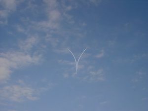 2007年11月3日の「入間航空祭」からブルーインパルス。投稿:相沢 竜一さん ミリタリー写真