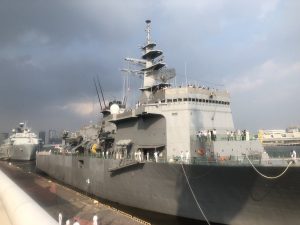 英国海軍揚陸艦「アルビオン」入港時の掃海母艦「うらが」CONAさん ミリタリー写真
