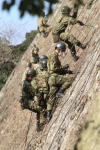 姫路駐屯地隊員による姫路城石垣清掃(姫路城クリーン作戦 投稿:ひゅいごーさん ミリタリー写真
