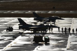 整備中のF-2戦闘機 投稿:kozonyanさん ミリタリー写真