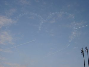2007年11月3日の「入間航空祭」からブルーインパルス。投稿:相沢 竜一さん ミリタリー写真