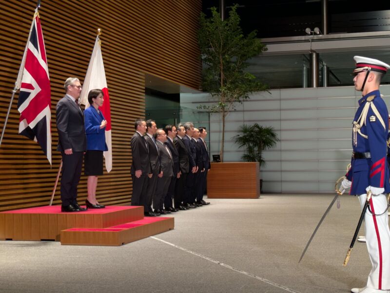 Image for the Tweet beginning: 今日は夕方に東京に戻り、英国のキア・スターマー首相 @Keir_Starmer と首脳会談を行いました。
昨年１１月のＧ２０で初めて会談し、「キア」「サナエ」とファーストネームで呼び合う関係を築いたところですが、それから間を空けず日本にお迎えでき、大変嬉しく思います。 