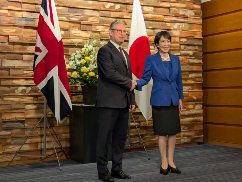 Image for the Tweet beginning: 今日は夕方に東京に戻り、英国のキア・スターマー首相 @Keir_Starmer と首脳会談を行いました。
昨年１１月のＧ２０で初めて会談し、「キア」「サナエ」とファーストネームで呼び合う関係を築いたところですが、それから間を空けず日本にお迎えでき、大変嬉しく思います。 