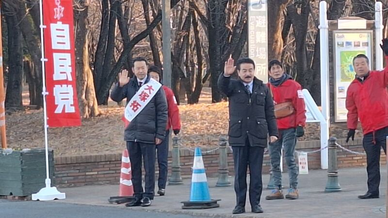 Image for the Tweet beginning: 【衆議院選挙応援】
2月3日（火）朝
埼玉9区　大塚拓候補
防衛省自衛隊への熱い思いを持っている大塚候補とともに航空自衛隊入間基地前で朝の挨拶からスタート
寒い中朝早くから、頑張ってくださる自衛隊の皆様に感謝です。 