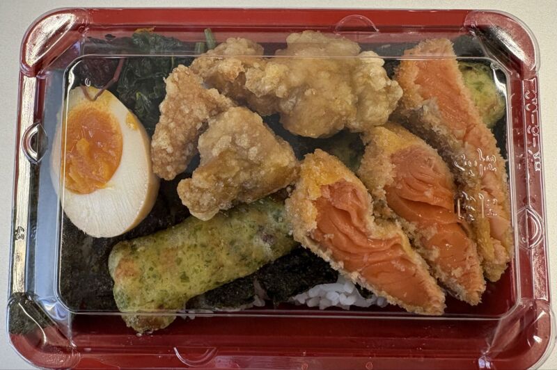 Image for the Tweet beginning: 【なかなか美味しい】
　
「シャケと唐揚げの海苔弁当」
花粉症で受診した病院近くでゲット、美味しく頂きました。

エネルギー充電、午後も気合いを入れて頑張ります 