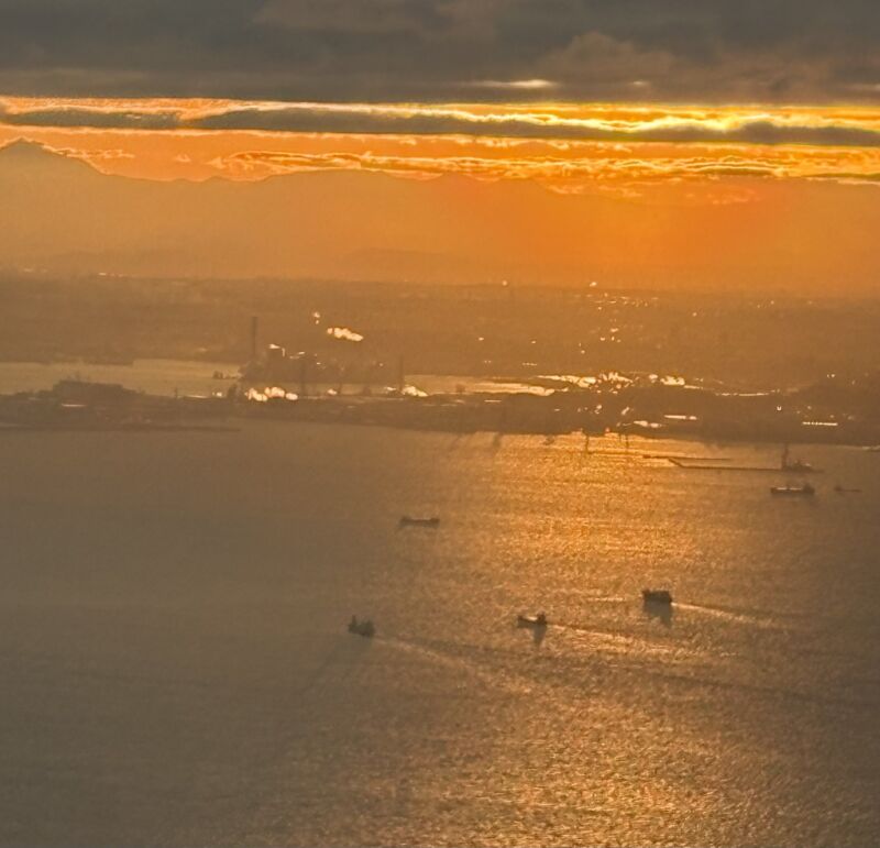 Image for the Tweet beginning: 【夕陽に染まる東京湾と富士山】

疲れも吹き飛ぶ素敵な風景。
宮崎で講演の帰りの飛行機の中。癒され、明日からの活力も。 