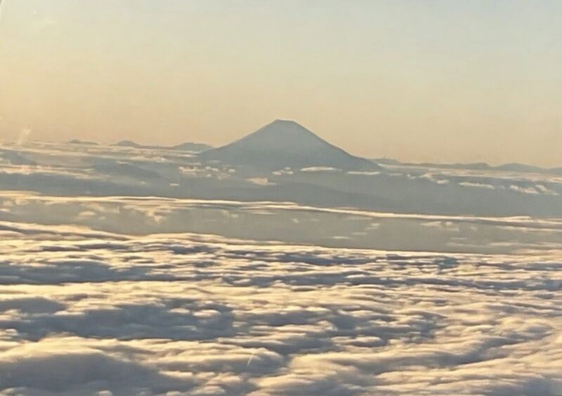 Image for the Tweet beginning: 【夕陽に染まる東京湾と富士山】

疲れも吹き飛ぶ素敵な風景。
宮崎で講演の帰りの飛行機の中。癒され、明日からの活力も。 