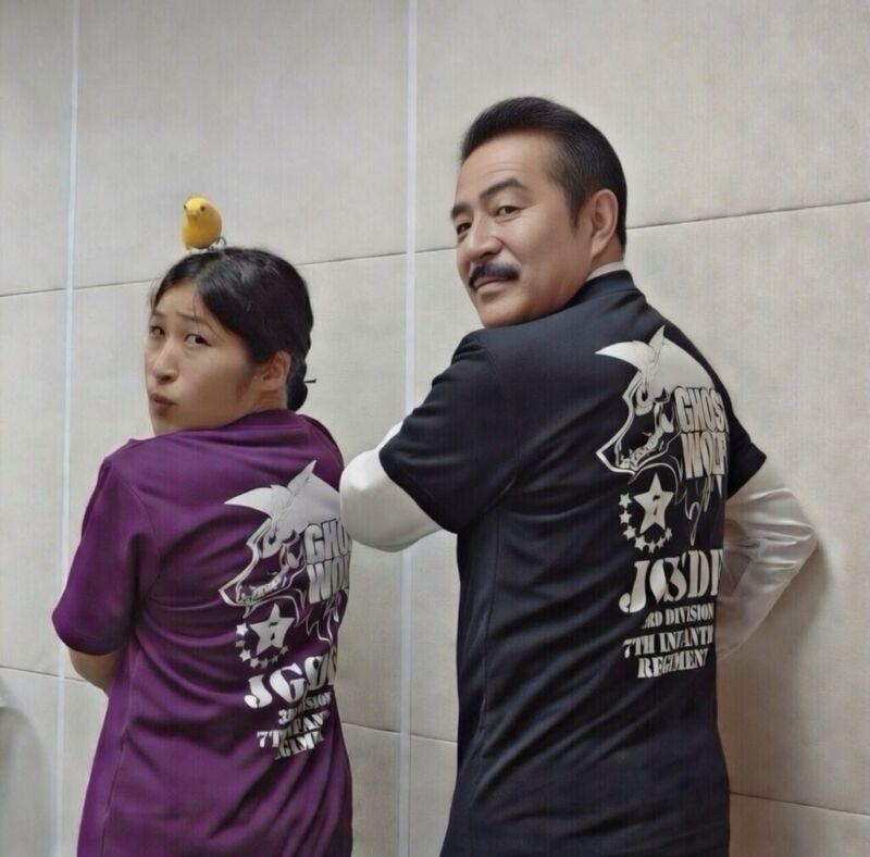 Image for the Tweet beginning: 【下剋上！？】ヒゲの隊長、元部下「ちっぴぃちゃんズ」に招集されました！
「連隊長！YouTube出てください！」
かつて重迫撃砲中隊で泥まみれだった彼女が、今やお笑い界で「笑いの弾着観測」を繰り広げる売れっ子に。しかも即応予備自衛官としても現役！ 