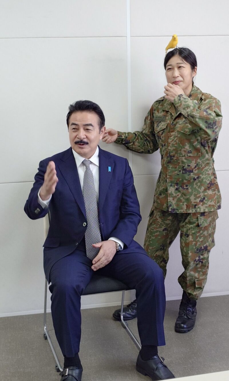 Image for the Tweet beginning: 【下剋上！？】ヒゲの隊長、元部下「ちっぴぃちゃんズ」に招集されました！
「連隊長！YouTube出てください！」
かつて重迫撃砲中隊で泥まみれだった彼女が、今やお笑い界で「笑いの弾着観測」を繰り広げる売れっ子に。しかも即応予備自衛官としても現役！ 