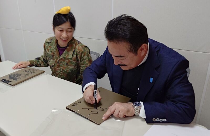 Image for the Tweet beginning: 【下剋上！？】ヒゲの隊長、元部下「ちっぴぃちゃんズ」に招集されました！
「連隊長！YouTube出てください！」
かつて重迫撃砲中隊で泥まみれだった彼女が、今やお笑い界で「笑いの弾着観測」を繰り広げる売れっ子に。しかも即応予備自衛官としても現役！ 