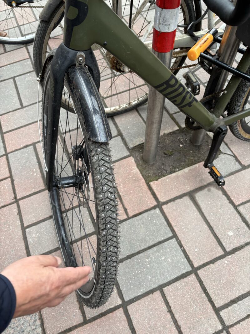 Image for the Tweet beginning: 【フィンランドのトリビア①】
フィンランドは路面電車も重要な交通機関、しかし自転車も負けていません。
今は日本でも見かけなくなった、スパイク付の自転車用タイヤ。冬季用のスパイク無しのタイヤももあります。 