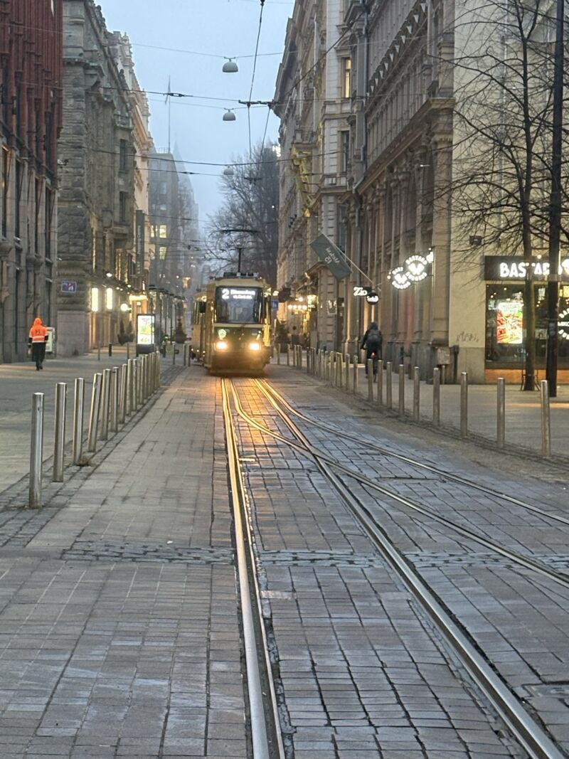 Image for the Tweet beginning: 【フィンランドのトリビア①】
フィンランドは路面電車も重要な交通機関、しかし自転車も負けていません。
今は日本でも見かけなくなった、スパイク付の自転車用タイヤ。冬季用のスパイク無しのタイヤももあります。 