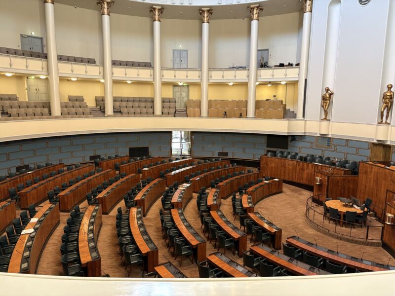 Image for the Tweet beginning: 【フィンランド国会の国民保護に関する役割や国会議事堂の危機管理について説明受けと意見交換】
かなり緻密に計画を準備、細部は言えませんが、ロシアのウクライナ侵攻から意識が変わった由。有事でも法律を作る事が求められます
ロシアと１３４０kmの国境を接するフィンランド、危機感が違います。 