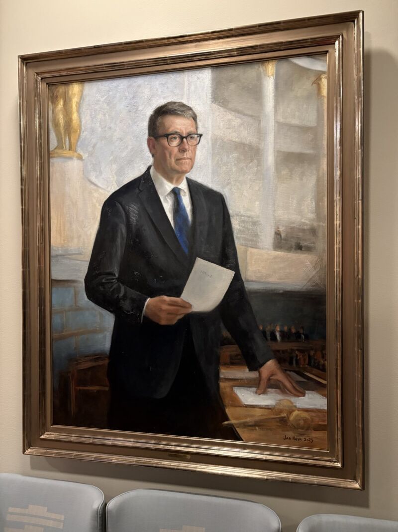 Image for the Tweet beginning: 【フィンランドのトリビア④】
フィンランドの元首相で国会議長も務めたマッティ・ヴァンハネン氏の議長肖像画、
彼が持っている紙の裏には１８８ー８の数字が書かれています。

この数字はフィンランドがNATO加盟を決めた時の議会の賛成、反対の数。
肖像画に載せるところ、議長としての思いが。 