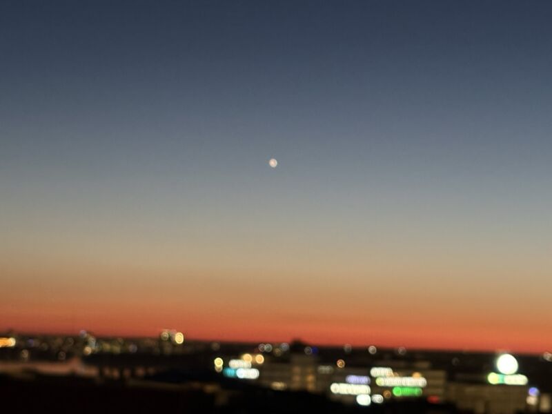 Image for the Tweet beginning: 【この星は何だと思いますか？】
ヘルシンキの夕暮れ、時間は夜の９時過ぎ、夏時間の為、夕暮れです。

答えは簡単かな？ 