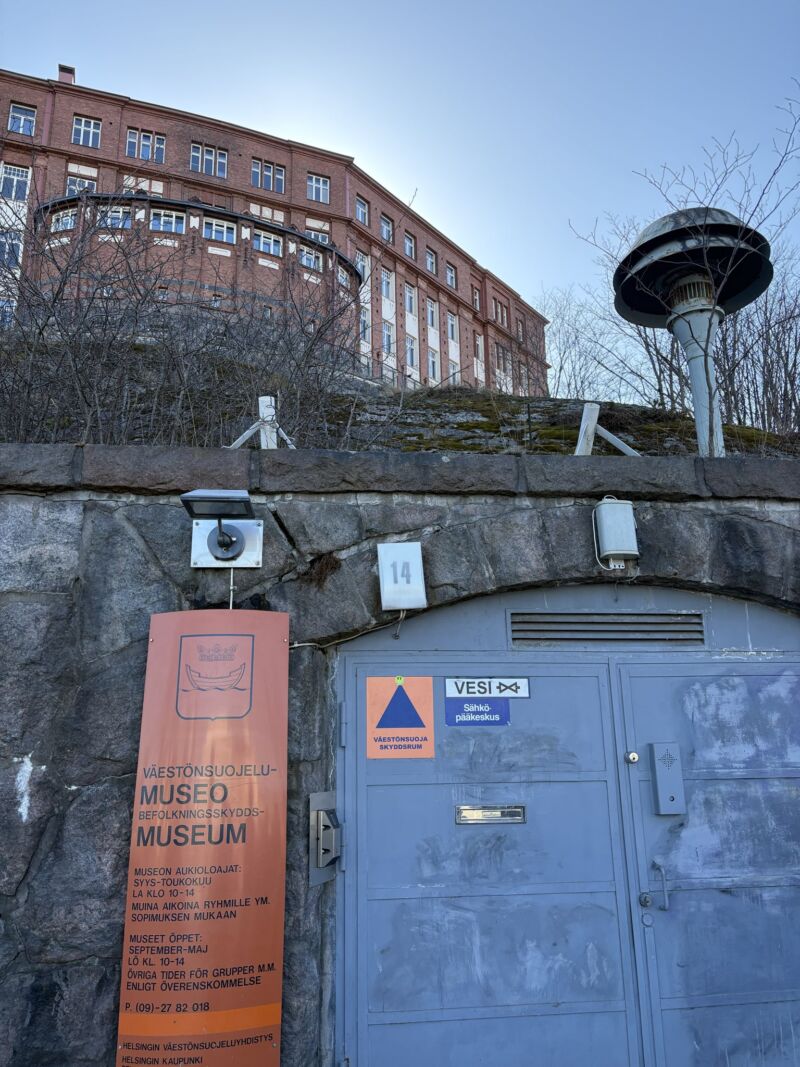 Image for the Tweet beginning: 【ヘルシンキの民間防衛博物館視察、民間防衛協会会長との意見交換】
フィンランド国民がガス攻撃含めロシアからの攻撃に抗い、独立を勝ち取った際に、市民の力、民間防衛の重要性がわかる博物館。
その博物館も最初の写真のように大きな岩の下のシェルター内にあります。
特にCBRN対策の歴史は重要 