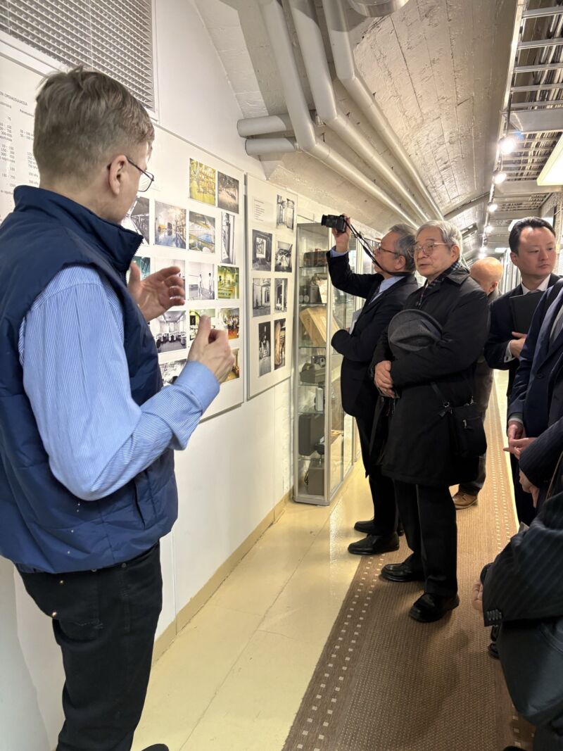 Image for the Tweet beginning: 【ヘルシンキの民間防衛博物館視察、民間防衛協会会長との意見交換】
フィンランド国民がガス攻撃含めロシアからの攻撃に抗い、独立を勝ち取った際に、市民の力、民間防衛の重要性がわかる博物館。
その博物館も最初の写真のように大きな岩の下のシェルター内にあります。
特にCBRN対策の歴史は重要 