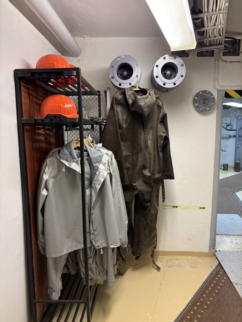 Image for the Tweet beginning: 【ヘルシンキの民間防衛博物館視察、民間防衛協会会長との意見交換】
フィンランド国民がガス攻撃含めロシアからの攻撃に抗い、独立を勝ち取った際に、市民の力、民間防衛の重要性がわかる博物館。
その博物館も最初の写真のように大きな岩の下のシェルター内にあります。
特にCBRN対策の歴史は重要 