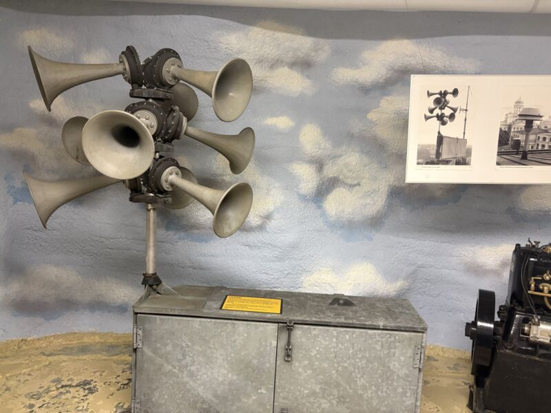 Image for the Tweet beginning: 【ヘルシンキの民間防衛博物館視察、民間防衛協会会長との意見交換】
フィンランド国民がガス攻撃含めロシアからの攻撃に抗い、独立を勝ち取った際に、市民の力、民間防衛の重要性がわかる博物館。
その博物館も最初の写真のように大きな岩の下のシェルター内にあります。
特にCBRN対策の歴史は重要 