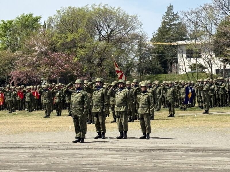 Image for the Tweet beginning: 【第一師団創立６４周年・練馬駐屯地創設７５周年記念式典】
首都圏の防衛警備の他、近年は第二列島線防衛のニーズが増えてきた第一師団、その拠点がここ練馬駐屯地です。
富崎師団長はラッパ隊と儀仗隊の先導で入場。威厳がありますね。
小池都知事も来場です 