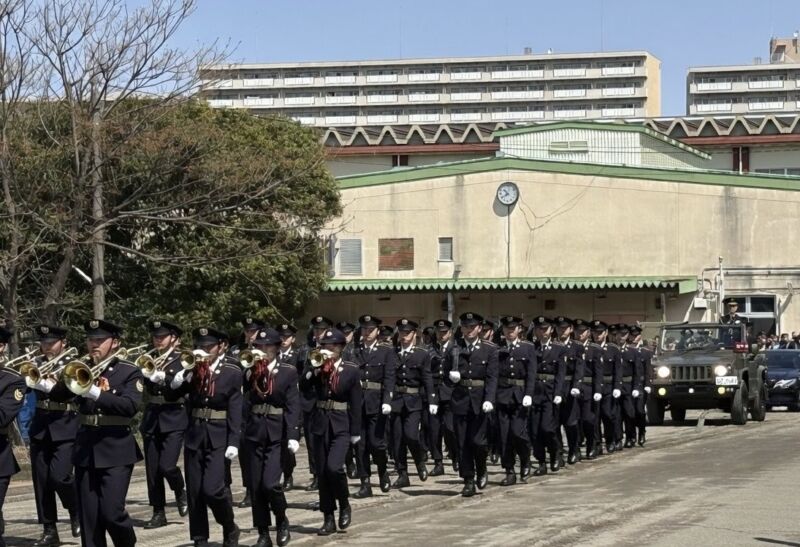 Image for the Tweet beginning: 【第一師団創立６４周年・練馬駐屯地創設７５周年記念式典】
首都圏の防衛警備の他、近年は第二列島線防衛のニーズが増えてきた第一師団、その拠点がここ練馬駐屯地です。
富崎師団長はラッパ隊と儀仗隊の先導で入場。威厳がありますね。
小池都知事も来場です 