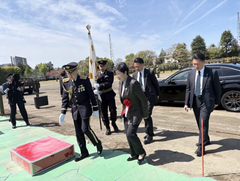 Image for the Tweet beginning: 【第一師団創立６４周年・練馬駐屯地創設７５周年記念式典】
首都圏の防衛警備の他、近年は第二列島線防衛のニーズが増えてきた第一師団、その拠点がここ練馬駐屯地です。
富崎師団長はラッパ隊と儀仗隊の先導で入場。威厳がありますね。
小池都知事も来場です 