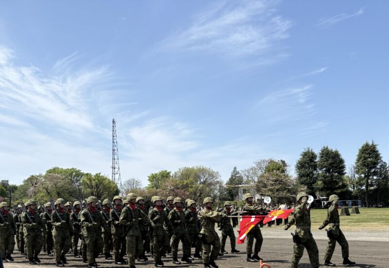 Image for the Tweet beginning: 【第一師団のパレードと訓練展示、ビビット来ました】
富崎師団長の自分の国は自分で守る危害と覚悟を訴えたスピーチ、日頃の訓練練度を如何なく発揮したパレードと訓練展示、見事でした 