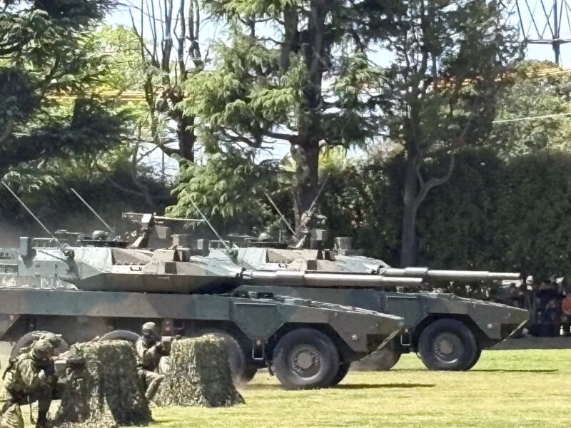 Image for the Tweet beginning: 【第一師団のパレードと訓練展示、ビビット来ました】
富崎師団長の自分の国は自分で守る危害と覚悟を訴えたスピーチ、日頃の訓練練度を如何なく発揮したパレードと訓練展示、見事でした 