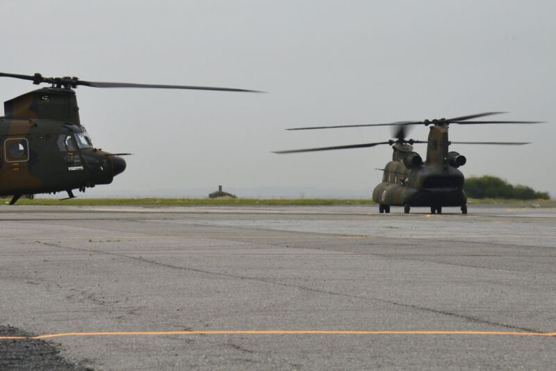 Image for the Tweet beginning: #第１ヘリコプター団は、令和８年４月２２日（水）に岩手県大槌町で発生した林野火災に伴う #災害派遣活動 を実施中です。
第１ヘリコプター団は、引き続き即応態勢を維持し、いかなる任務にも対応します。 