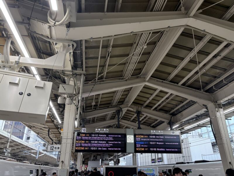 Image for the Tweet beginning: 【東京駅は凄い人、人、人】
これから富士市での安全保障・憲法セミナーに講師・パネラー参加のために移動します。

新幹線に乗るまでが一苦労、凄い熱気です。リュックを背負った子供達も散見されます 