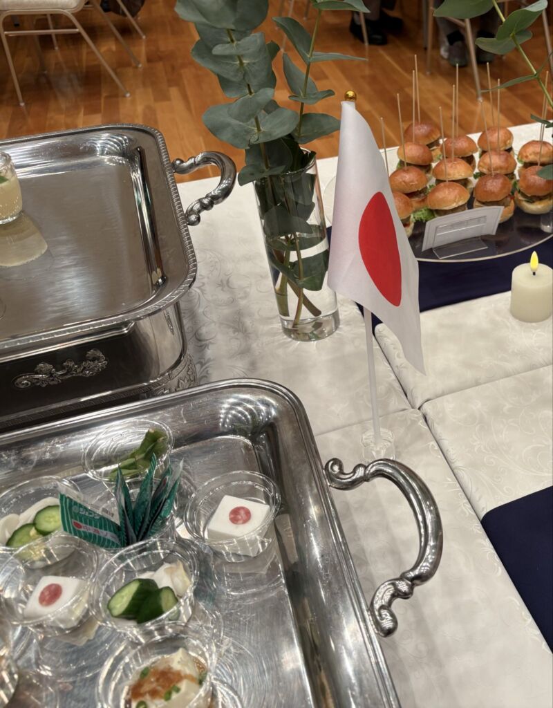 Image for the Tweet beginning: 【第１３回5.３富士市憲法講演会】
佐藤が基調講演、その後パネル（細野議員、若林議員、小森支部長）、懇親会と続きました。
懇親会では、ケータリング会社の計らいもあり盛り上がりました。スイーツも日の丸、日本国旗もいっぱいでした 