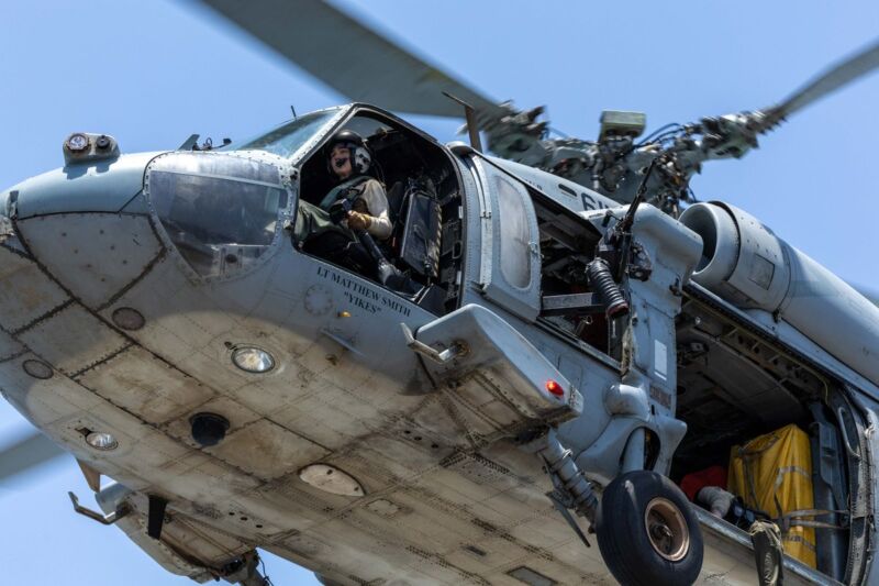 Image for the Tweet beginning: U.S. Navy MH-60 Sea Hawk