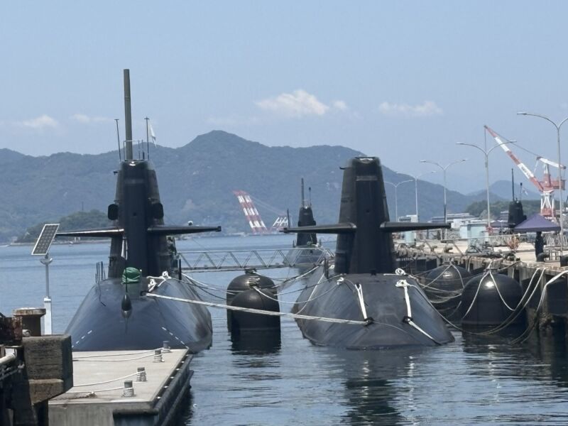 Image for the Tweet beginning: 【潜水艦桟橋@呉】
潜水艦に加えて、自衛隊輸送群の「あまつそら」「あおぞら」（にほんばれ型の２番艦と３番艦）、音響観測艦（ひびき） 