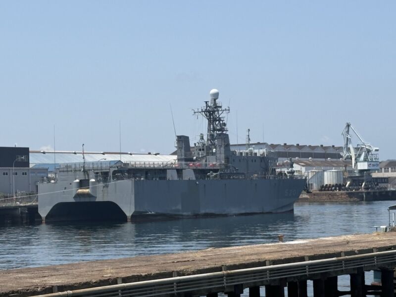 Image for the Tweet beginning: 【潜水艦桟橋@呉】
潜水艦に加えて、自衛隊輸送群の「あまつそら」「あおぞら」（にほんばれ型の２番艦と３番艦）、音響観測艦（ひびき） 