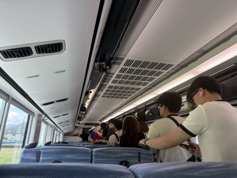 Image for the Tweet beginning: 【特急「富士山回遊」は外国の方に大人気」、立ってる人でいっぱい、車掌も通れそうにない】
今日は富士吉田で講演、初めて乗る富士山回遊、凄い人気にびっくり。ただ、スピードは特急とは思えないぐらいスロー
先週半ばから米子、姫路、尼崎、福島、東京、そして今日は富士吉田、いろんな出会いも 