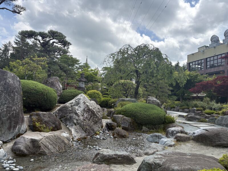 Image for the Tweet beginning: 富士吉田市の講演会場の素敵な庭。ホテルの従業員皆で手入れしているそうです。いいですね。 