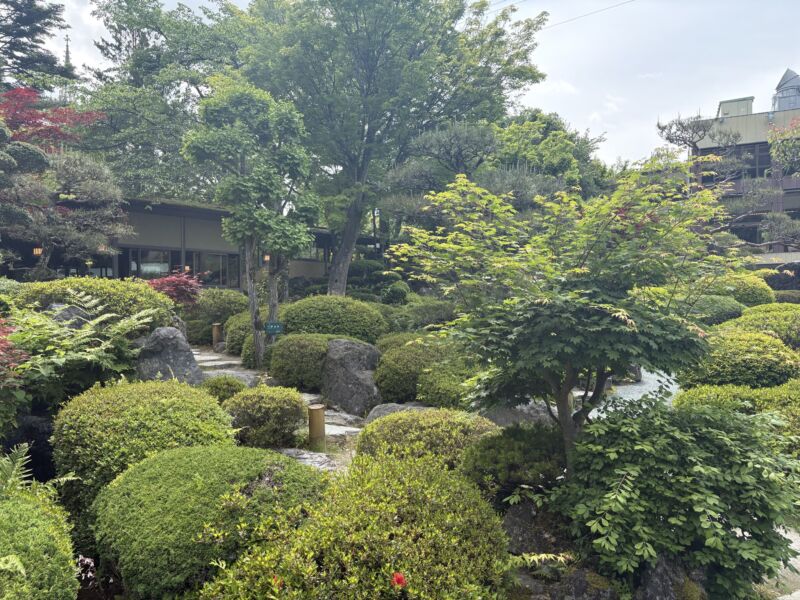 Image for the Tweet beginning: 富士吉田市の講演会場の素敵な庭。ホテルの従業員皆で手入れしているそうです。いいですね。 