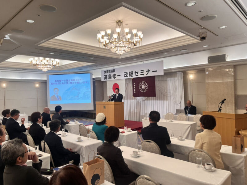 Image for the Tweet beginning: 【 #高鳥修一 議員主催のセミナー
「高市総理と共に築く豊かで美しい日本」】
安倍晋三元総理、高市早苗総理を全力で応援する高鳥議員、そのブレない姿勢は清々しい。１００名を超える保守団結の会の代表世話人も務めています
エピソードは尽きません
#佐藤正久 から高市政権の取り組むべき課題を披露 