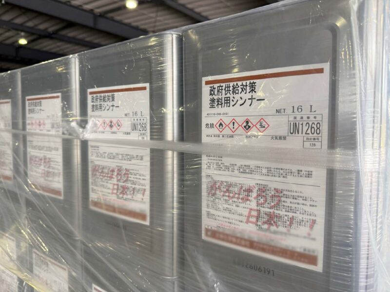 Image for the Tweet beginning: 原油やナフサを含む石油製品は、「日本全体として必要となる量」を確保できていますが、シンナーや塗料については、依然として流通の目詰まりがあり、お困りだというお声が多いため、その原料であるトルエン等の供給を、石油元売からの供給も含めて、例年の需要の1.8倍まで拡大し、シンナーや塗料の生 