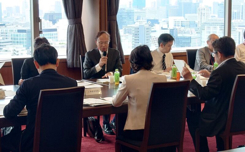 Image for the Tweet beginning: 本日（6月23日）、自衛官の給与体系の独自見直しに関する有識者会議を開催しました。
 
会議では、自衛隊の創設以降の変化を踏まえ、
○社会では柔軟な働き方が広がる一方、自衛官は24時間の即応態勢を確保するために制約や負担が大きくなっていること 