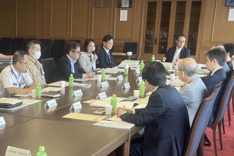 Image for the Tweet beginning: 本日（6月23日）、自衛官の給与体系の独自見直しに関する有識者会議を開催しました。
 
会議では、自衛隊の創設以降の変化を踏まえ、
○社会では柔軟な働き方が広がる一方、自衛官は24時間の即応態勢を確保するために制約や負担が大きくなっていること 