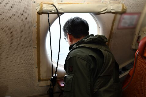 Image for the Tweet beginning: 本日（２５日）０７３０頃、岩手県沖を震源とする地震が発生し、青森県で最大震度６強を観測しました。
発災後直ちに発出された小泉防衛大臣の指示を踏まえ、#自衛隊 は発災直後から情報収集を行い、現時点で航空機延べ１３機による情報収集を継続しています。 
