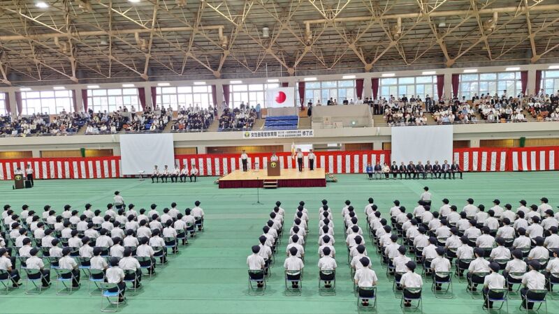 Image for the Tweet beginning: 【凛々しき蕾、開花。】
朝霞駐屯地に響いた、204名の新たな誓い。
3ヶ月前、不安と期待を抱き門を叩いた彼女たちが、今、別人のような眼差しで立っています。
汗と涙が刻んだ基本動作の美しさ。
今日、彼女たちは「一人の自衛官」として二等陸士へと任命されました。 