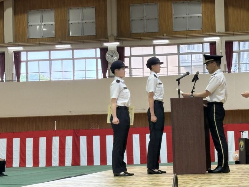 Image for the Tweet beginning: 【凛々しき蕾、開花。】
朝霞駐屯地に響いた、204名の新たな誓い。
3ヶ月前、不安と期待を抱き門を叩いた彼女たちが、今、別人のような眼差しで立っています。
汗と涙が刻んだ基本動作の美しさ。
今日、彼女たちは「一人の自衛官」として二等陸士へと任命されました。 