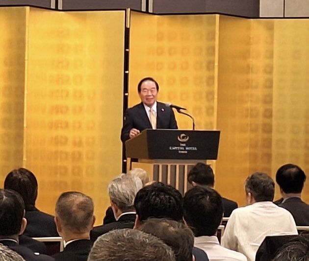 Image for the Tweet beginning: 【額賀福志郎元防衛大臣の朝食セミナーにて講師を務めました】
自衛官時代、私の上官でもあった額賀先生は、防衛庁長官として日本の大臣で初めてイラク・サマーワの現場を視察され、隊員たちを激励してくださいました。 