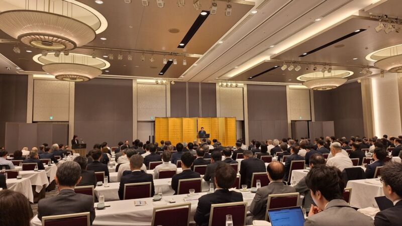 Image for the Tweet beginning: 【額賀福志郎元防衛大臣の朝食セミナーにて講師を務めました】
自衛官時代、私の上官でもあった額賀先生は、防衛庁長官として日本の大臣で初めてイラク・サマーワの現場を視察され、隊員たちを激励してくださいました。 