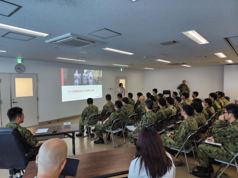 Image for the Tweet beginning: #陸上自衛隊 は、６月３０日、宮古島駐屯地の隊員に対し、赤十字国際委員会（ＩＣＲＣ）による国際人道法に関する部外講話を行いました。 